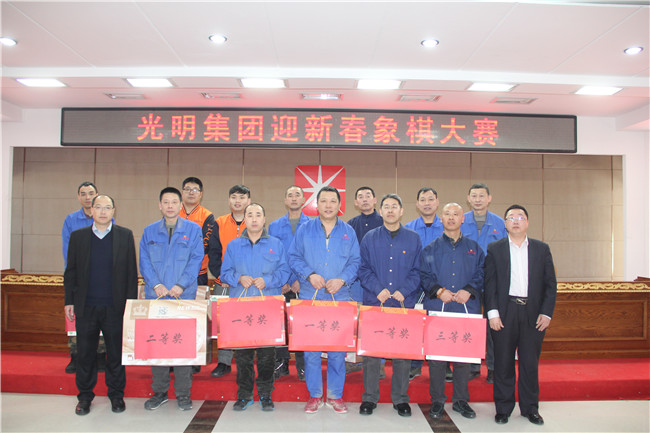 光明實(shí)木家具迎新年趣味競賽現(xiàn)場