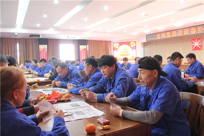 光明實(shí)木家具迎新年趣味競賽現(xiàn)場